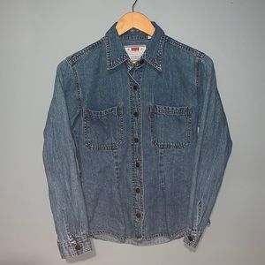 Woman’s Levi jean shirt